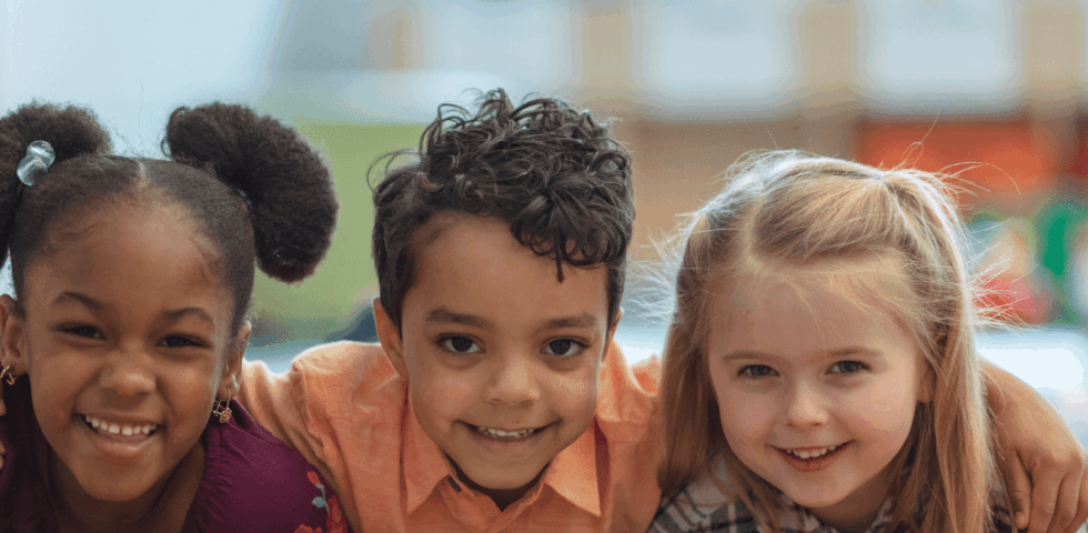 What are the signs and symptoms of childhood arthritis?
